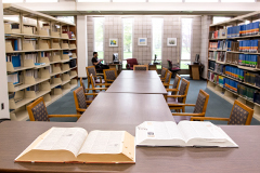 books on a table inside Mahoney Library at SEU